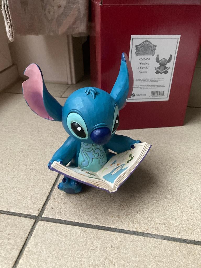 Disney Traditions - Stitch Finding A Family NIEUW, Verzamelen, Disney, Ophalen of Verzenden, Overige figuren, Nieuw, Beeldje of Figuurtje