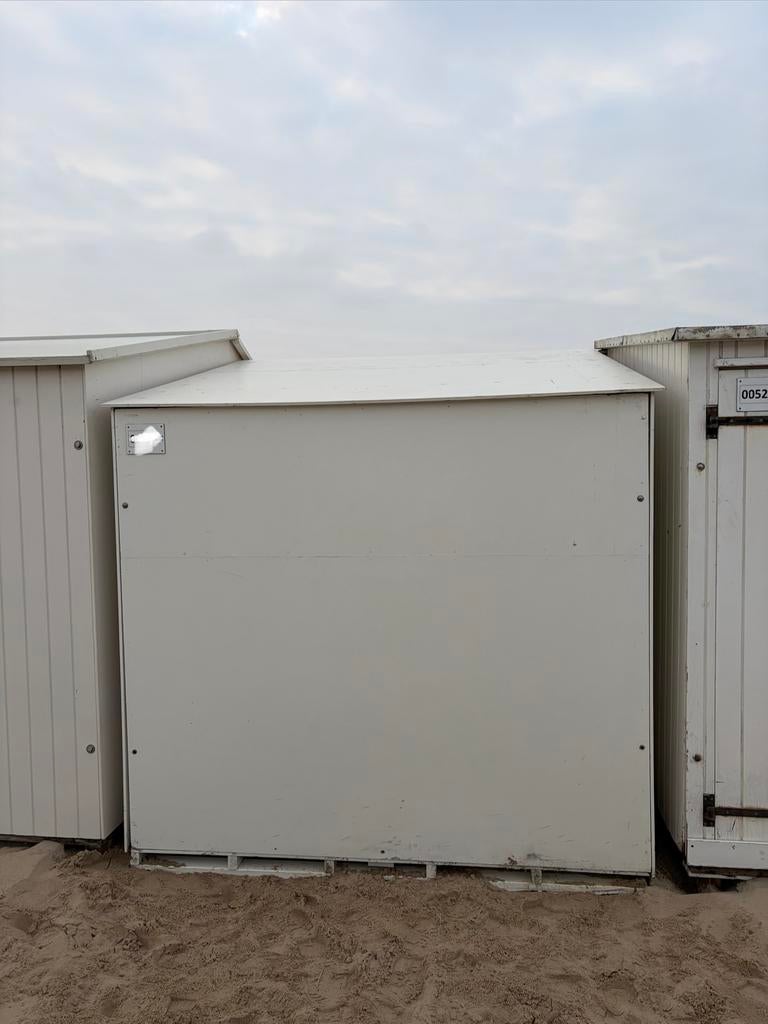 Strandcabine met gesloten achterwand.