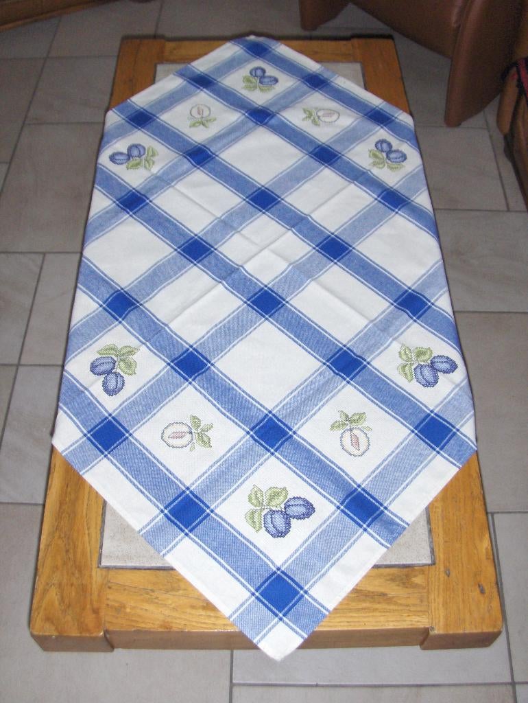 Nappe carrée neuve et brodée main. 85 cm x 85 cm., Enlèvement ou Envoi, Neuf, Carré