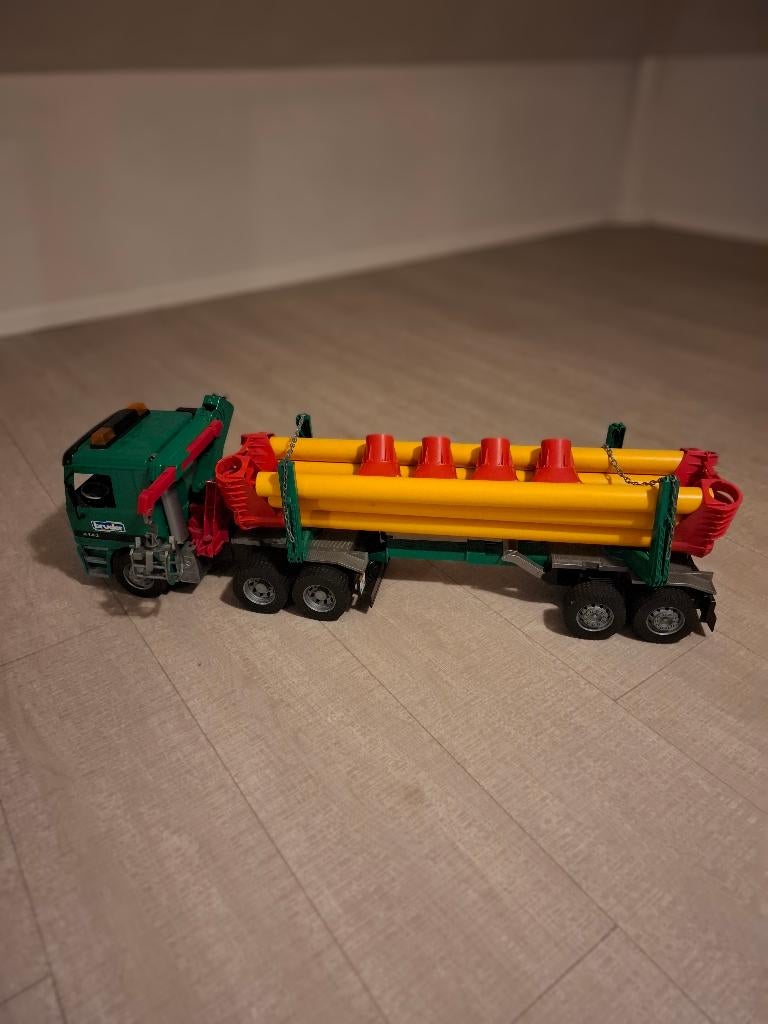 Bruder Mercedes vrachtwagen met oplegger met portaalkraan, Ophalen