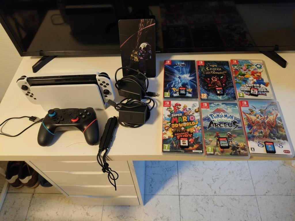 Nintendo Switch OLED, Consoles de jeu & Jeux vidéo, Enlèvement, Comme neuf, Avec 2 manettes, Avec jeux