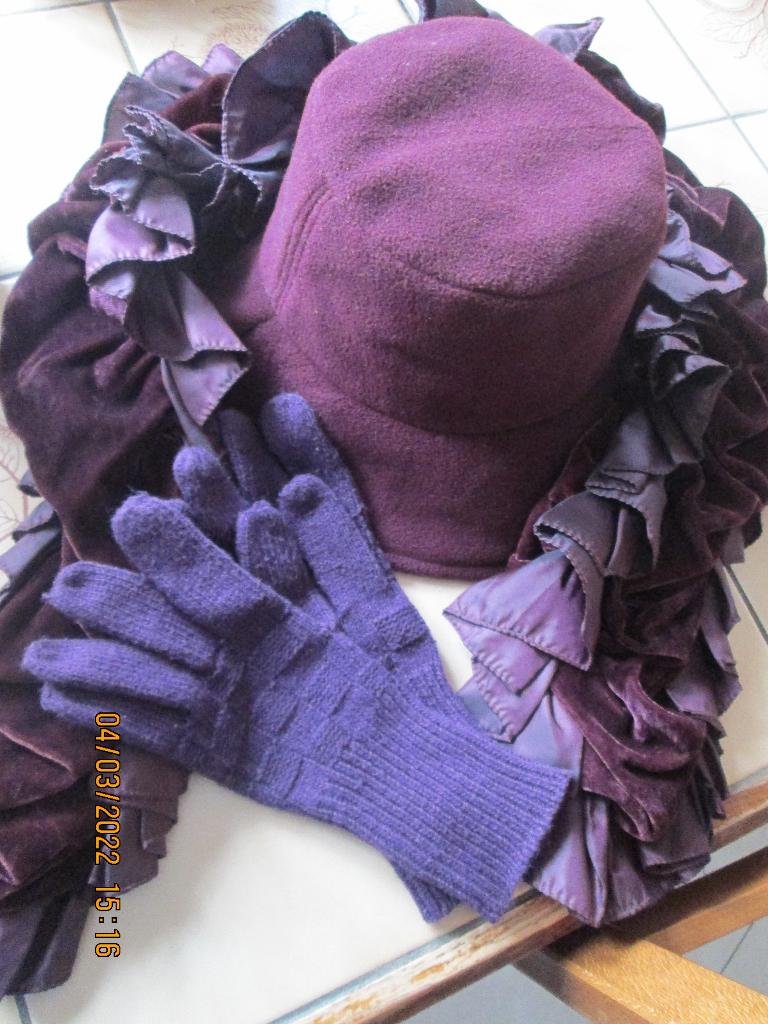Chapeau rouge-bordeau 57,5, écharpe frou-frou ou gants, Taille 42/44 (L), Sans marque, Comme neuf, Enlèvement