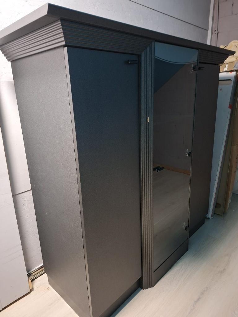 Kast, zwart, 3 deurs met verlichting, Huis en Inrichting, Kasten | Vitrinekasten, Ophalen, 100 tot 150 cm, Glas, Zwart modern