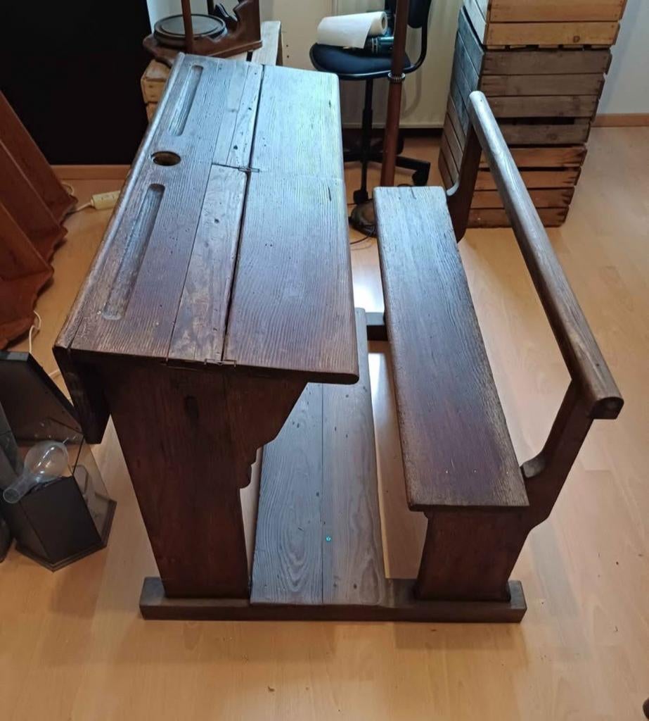 Pupitre d’écolier ancien en bois massif avec banc intégré, Antiquités & Art, Enlèvement