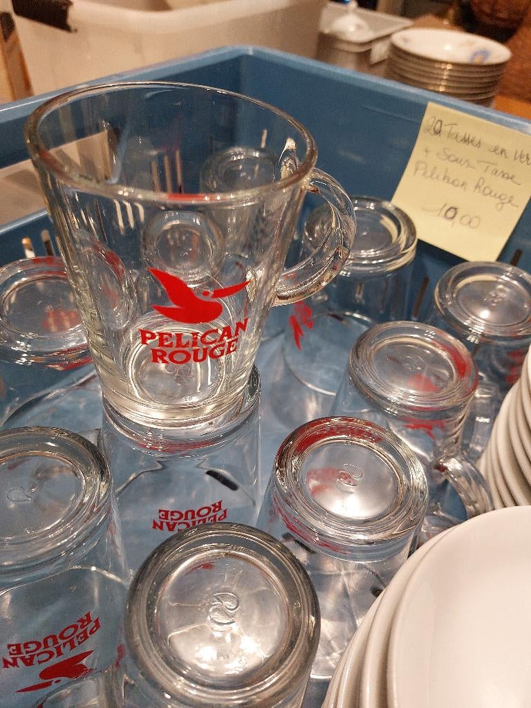 20 Mugs en verre + sous-tasses Pelikan rouge, Neuf, Verre, Enlèvement, Autres styles