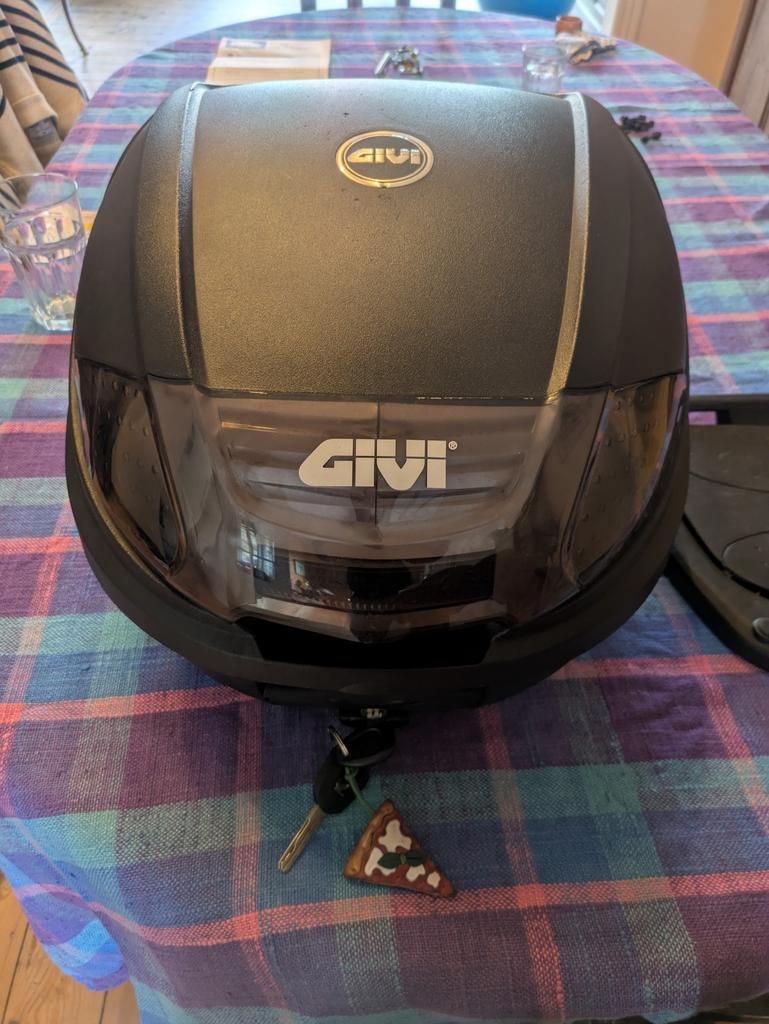 GIVI topkoffer met plaat en complete schroeven, Motoren, Ophalen