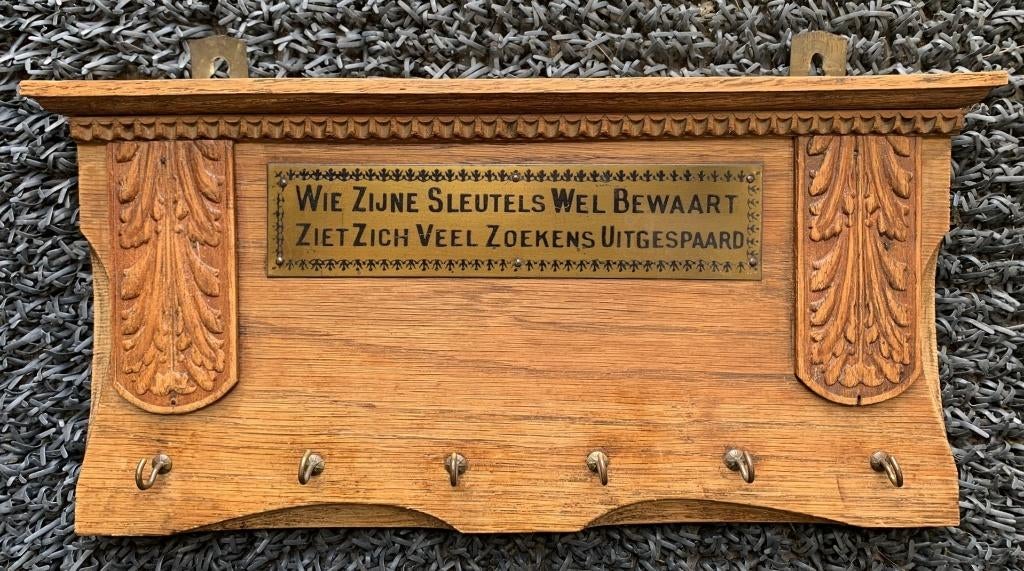 Antiek sleutelrekje met spreuk, Ophalen