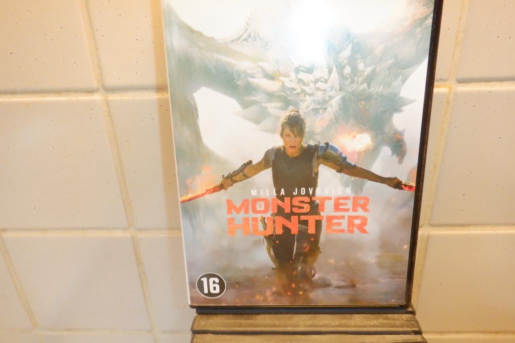 DVD Monster Hunter (Milla Jovovich), CD & DVD, DVD | Horreur, À partir de 16 ans, Envoi, Comme neuf, Monstres