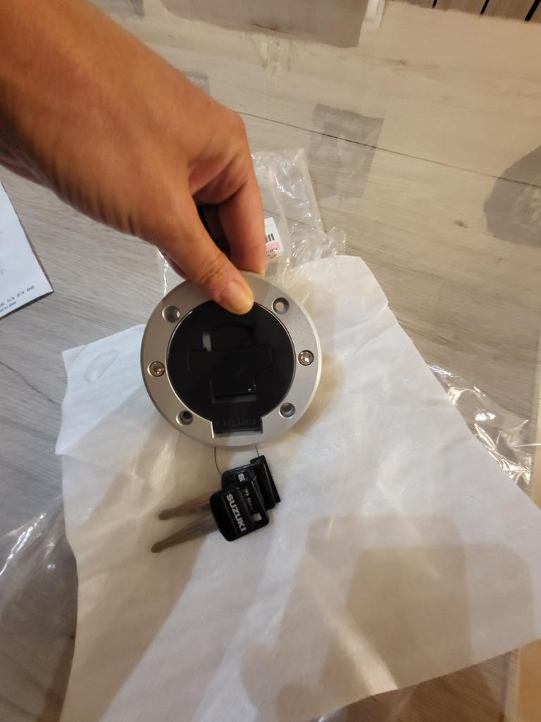 Bouchon de réservoir serrure  neuf Suzuki GSX F 750, Motos, Enlèvement ou Envoi, Neuf