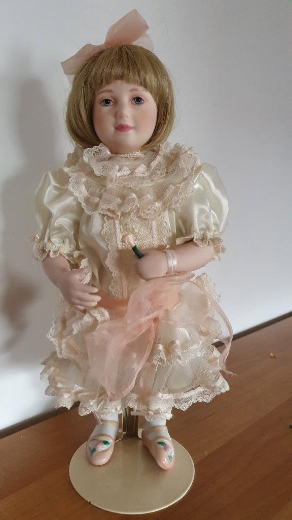 Poupée en porcelaine de collection, Collections, Poupées, Comme neuf, Poupée, Enlèvement