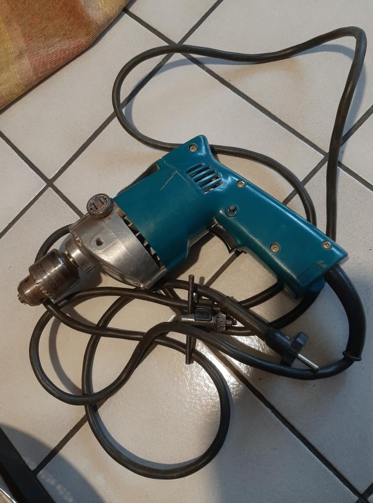 Perceuse à percussion MAKITA 500W 2500/min, Bricolage & Construction, Outillage | Foreuses, Enlèvement