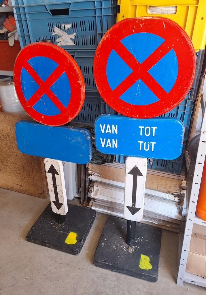 Le stationnement est interdit à la location par les panneaux, Bricolage & Construction, Bricolage & Rénovation Autre, Utilisé