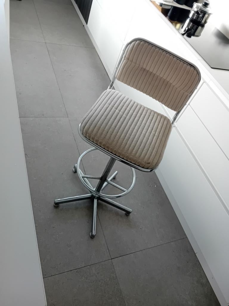 Twee barkrukken witte stof geribbeld chroom, Huis en Inrichting, Barkrukken, Ophalen