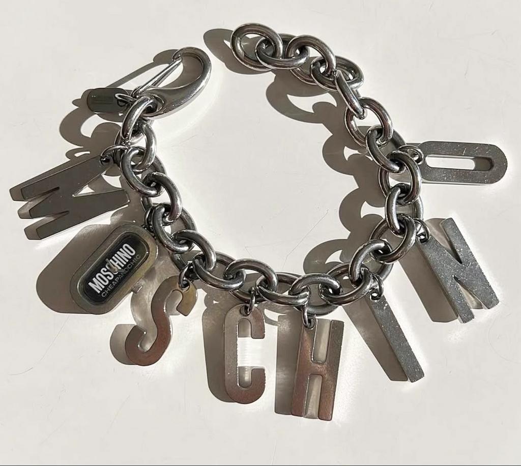 Moschino Montre femme bracelet bijou style charms, Bijoux, Sacs & Beauté, Enlèvement ou Envoi