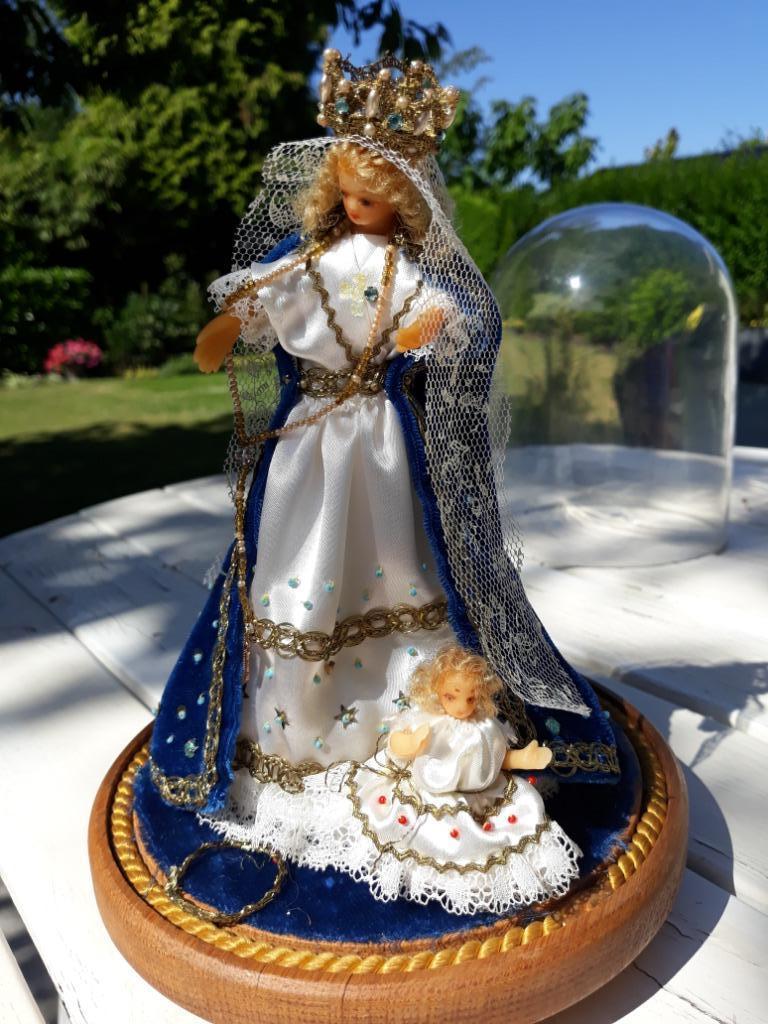 Statue de Marie sous une cloche de verre, Enlèvement