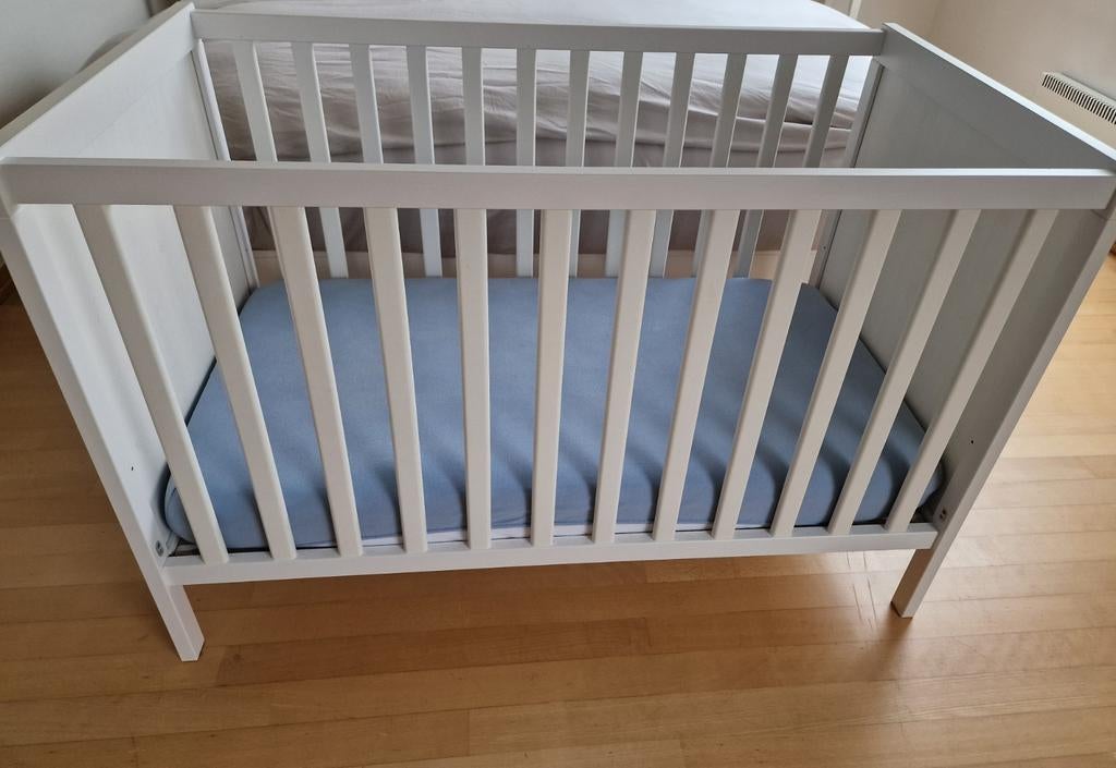 Lit bébé IKEA blanc 60x120 cm SUNDVIK avec matelas., Enlèvement, Comme neuf, Lit