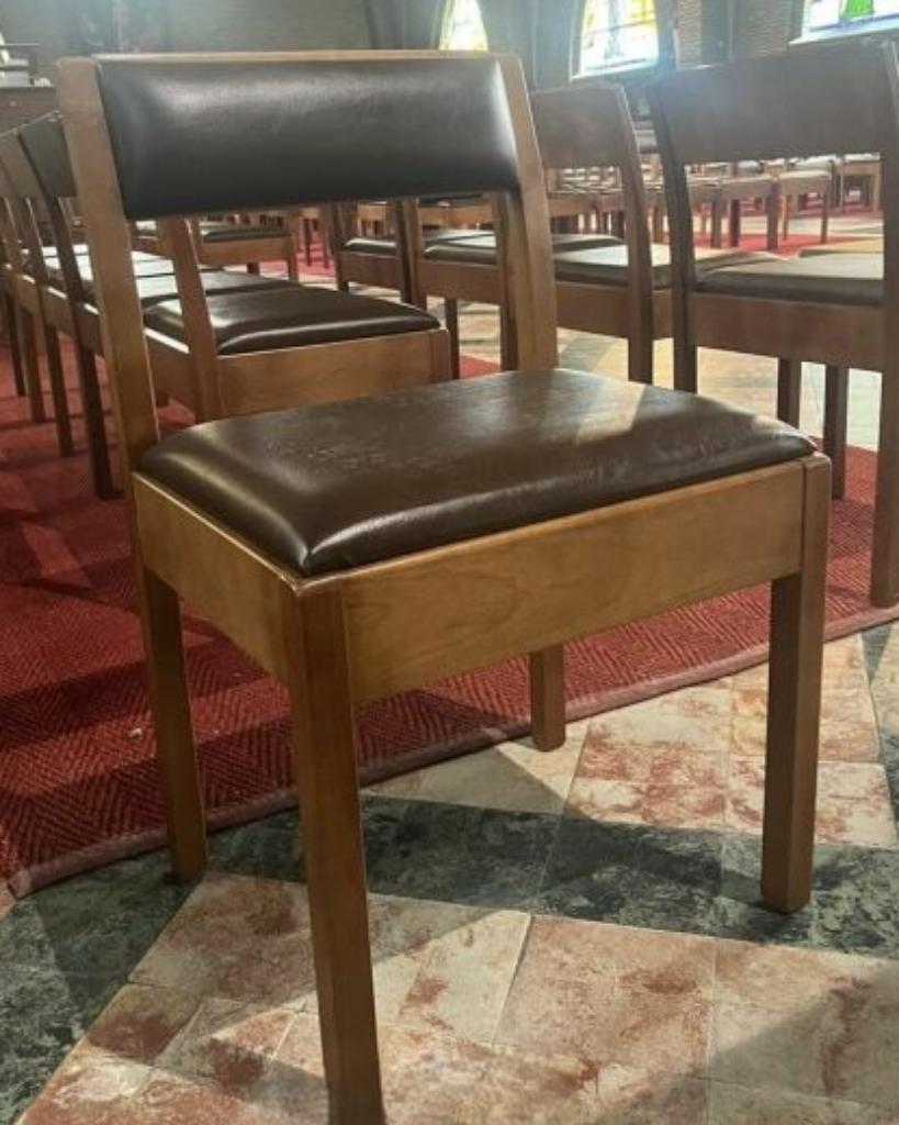 grote hoeveelheid bruine lederen kerkstoelen, klassiek & com, Antiek en Kunst, Ophalen