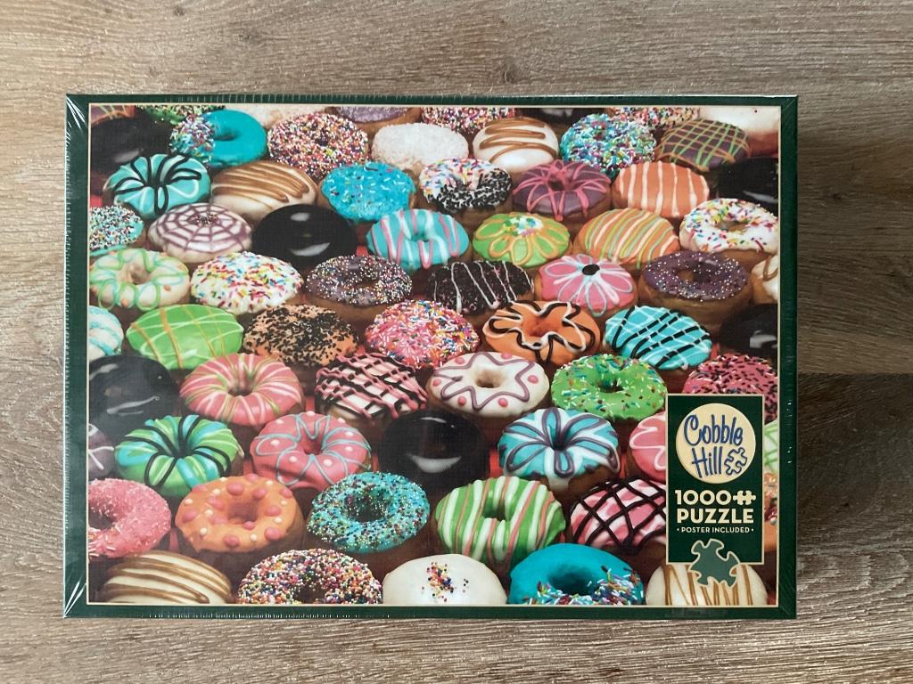 Puzzel Cobble Hill donuts 1000 stukjes, Hobby en Vrije tijd, Ophalen of Verzenden, 500 t/m 1500 stukjes, Nieuw, Legpuzzel