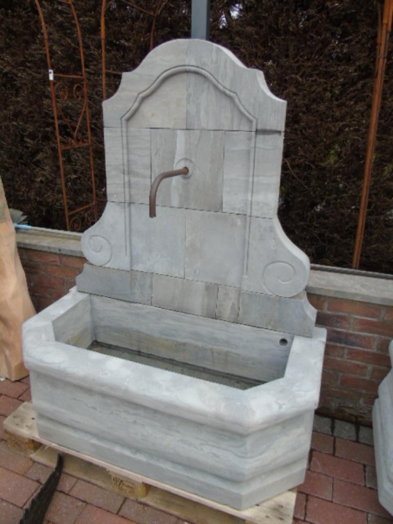 fontaine en pierre bleu fronton sortie cuivre ., Jardin & Terrasse, Pièces d'eau & Fontaines, Neuf, Fontaine, Pierre, Enlèvement