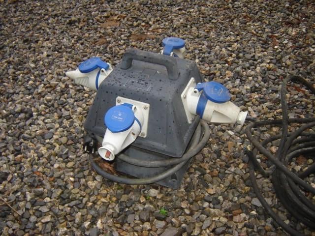 Boîtier divisionnaire de chantier 220V 23A, Articles professionnels, Machines & Construction | Générateurs, Enlèvement ou Envoi