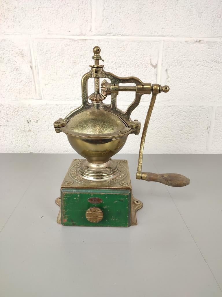 Grote verkoperde koffiemolen Peugeot, Ophalen