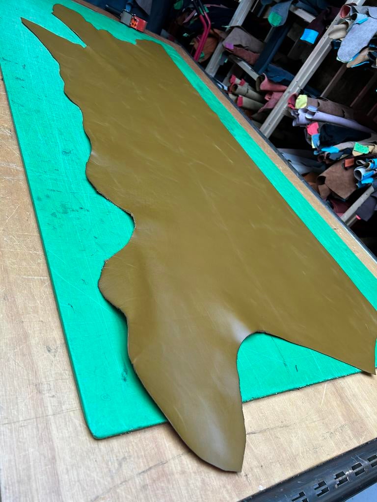 Olijf groen kalfs halve huid 1.5 mm dikte iets stug&glad A52, Enlèvement ou Envoi, Comme neuf, Vert