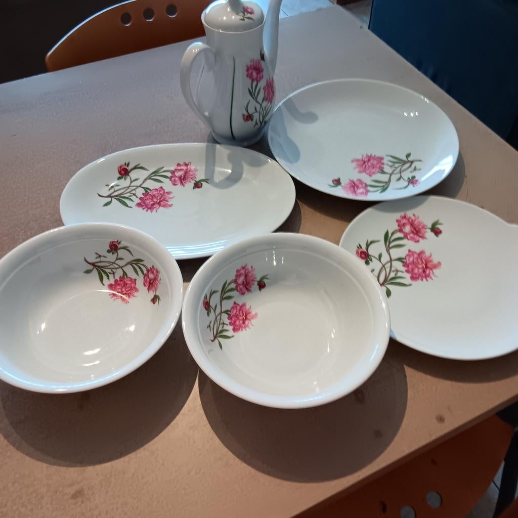 Bols sur assiettes de service et cafetière, Enlèvement