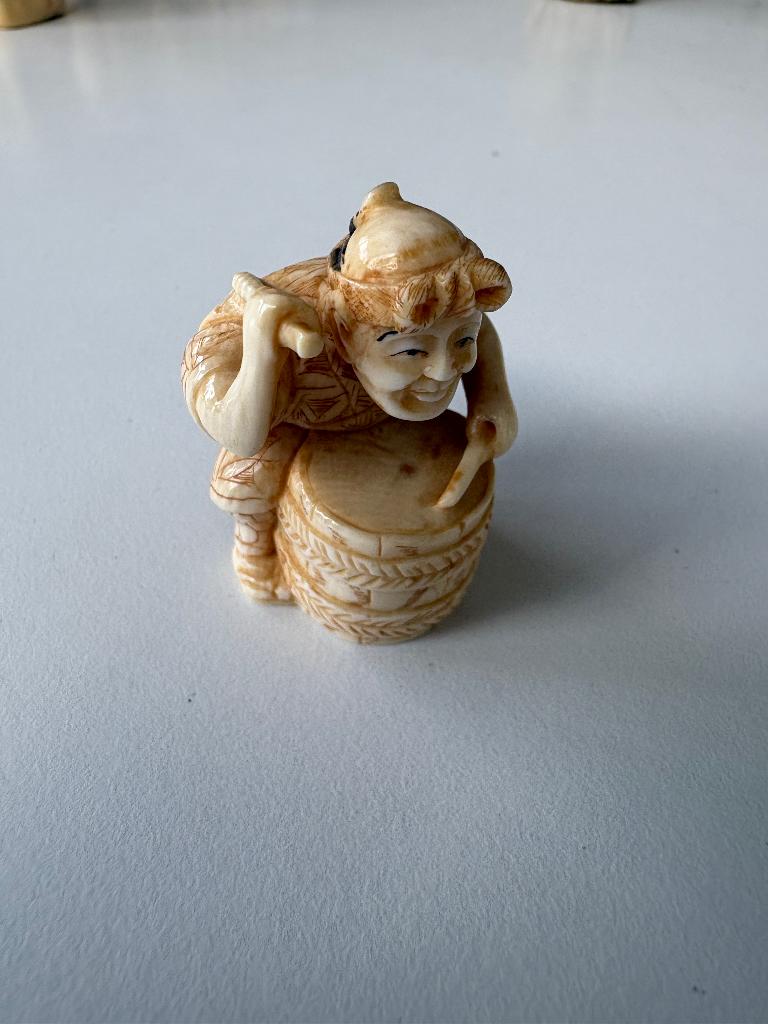Netsuke man met trommel, Antiek en Kunst, Ophalen of Verzenden