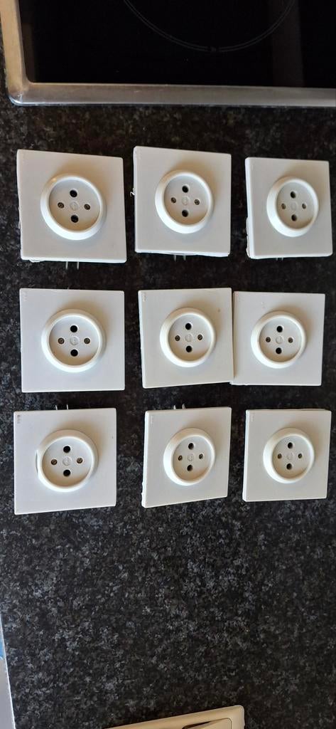 10 prises électriques NIKO, Bricolage & Construction, Enlèvement, Utilisé, Prise de courant