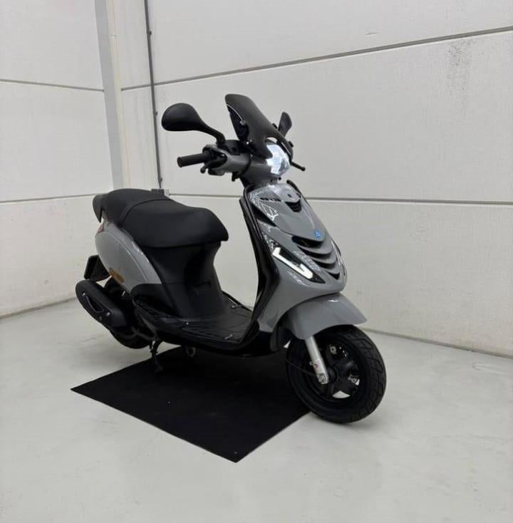 Piaggio Zip 4T I-Get 2018 Glans Nardo Grey FULL OPTION 45km, Fietsen en Brommers, Scooters | Peugeot, Zo goed als nieuw, Overige modellen