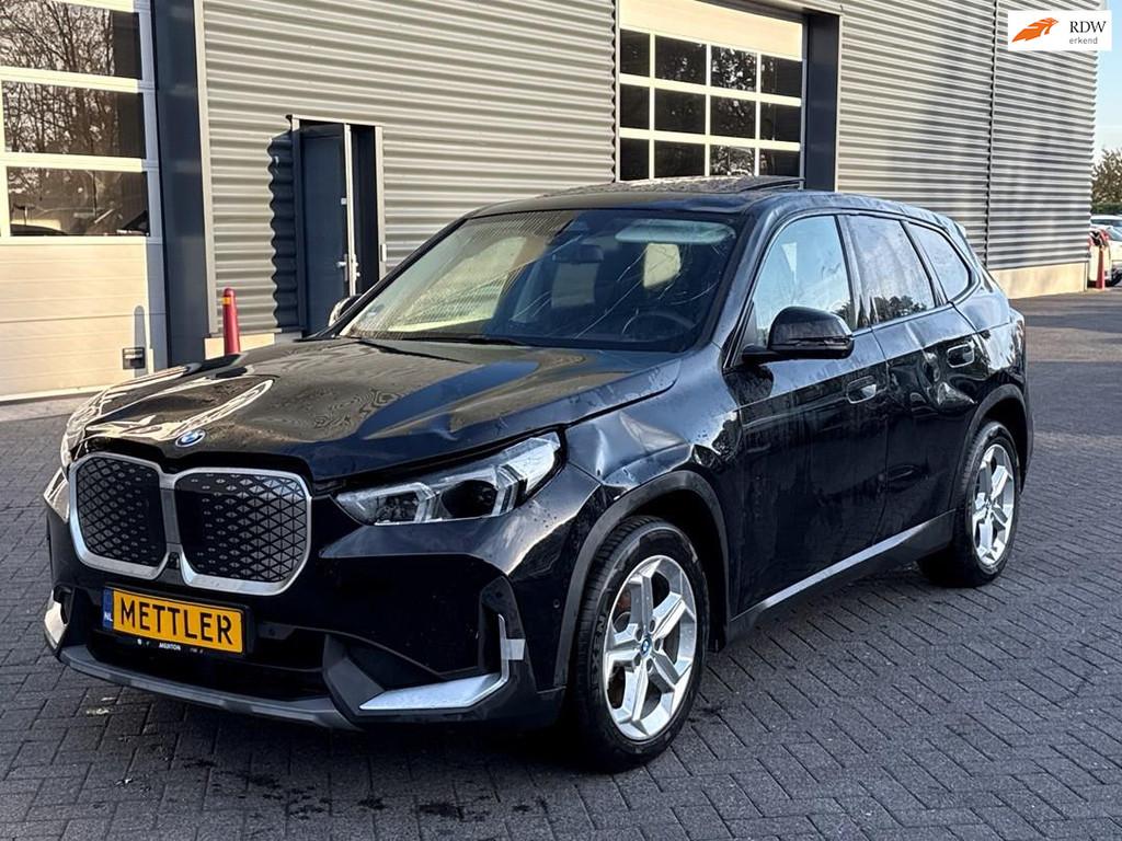 BMW IX1 XDrive30 67 kWh, harman kadon, panoramadak, Automaat, Zwart, Leder, 5 zetels