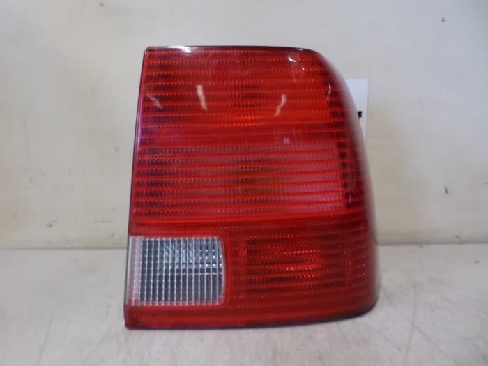 Achterlicht rechts van een Volkswagen Passat (Passat 96-), Gebruikt, -, Volkswagen, -