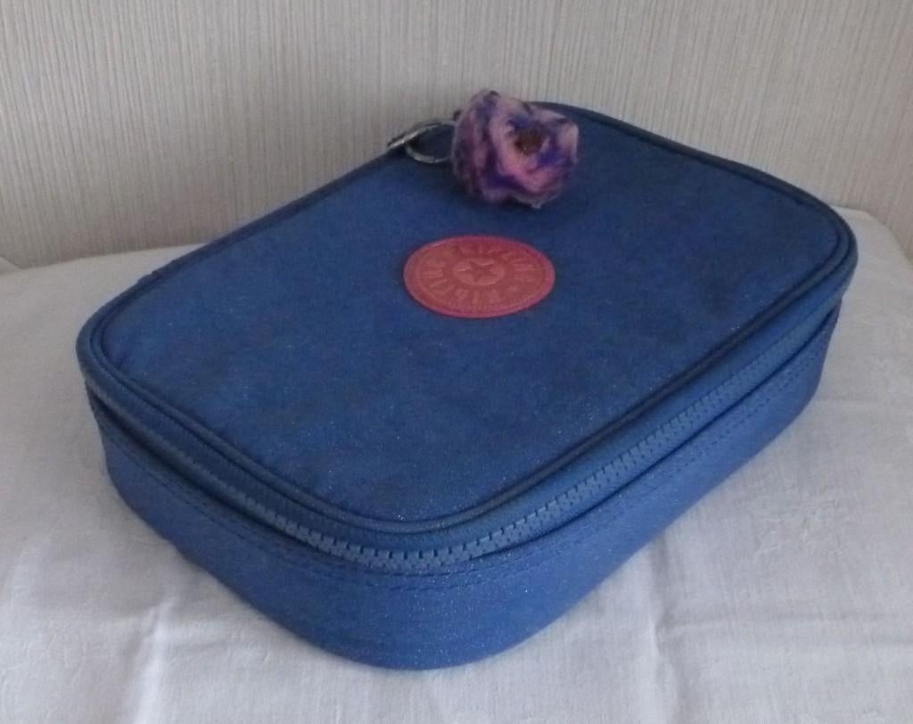 Kipling het grootste pennenbakje Kipling bicolor + aap, Ophalen of Verzenden, Gebruikt