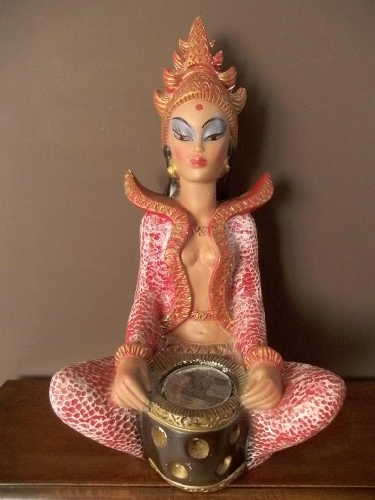 groot beeld van Aziatisch tempelmeisje, Ophalen