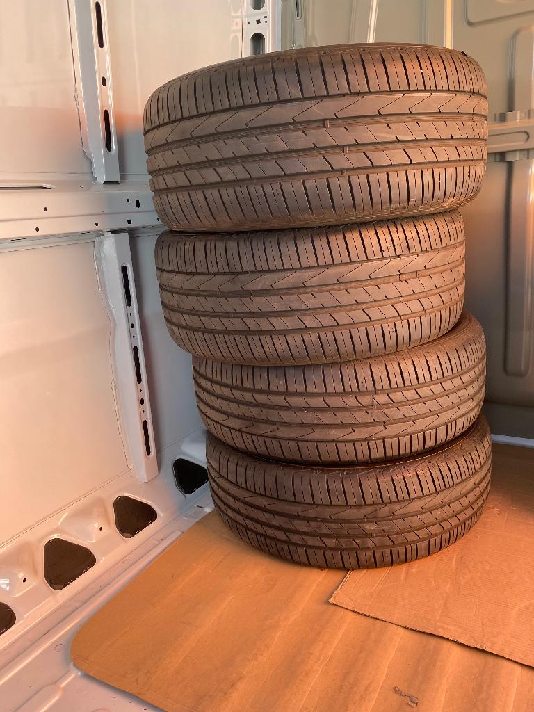 Porsche Macan banden set zo goed als nieuw 2000 km gereden, Ophalen, 18 inch, 255 mm, Nieuw