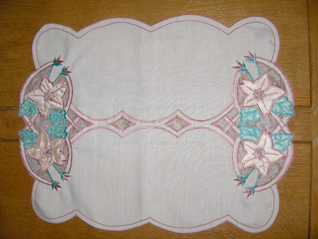 2 napperons brodés rectangulaire. 45 cm x 35 cm., Maison & Meubles, Nappes, Enlèvement ou Envoi, Neuf, Rectangle