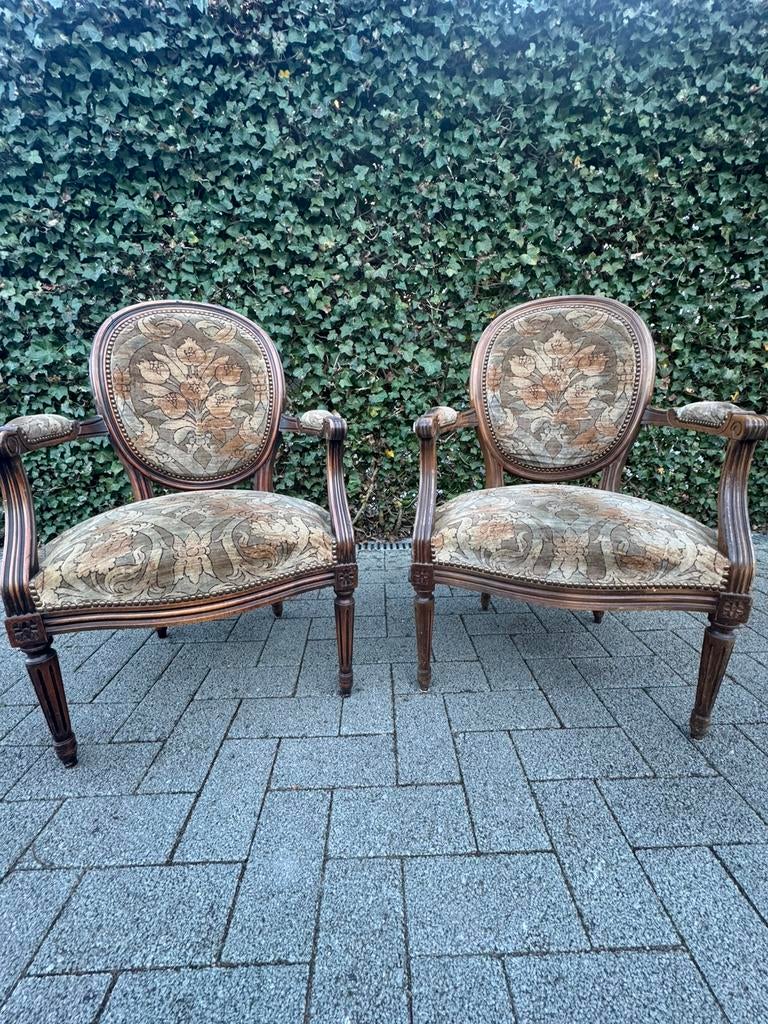 Gratis kast + 3 antieke stoelen, Ophalen
