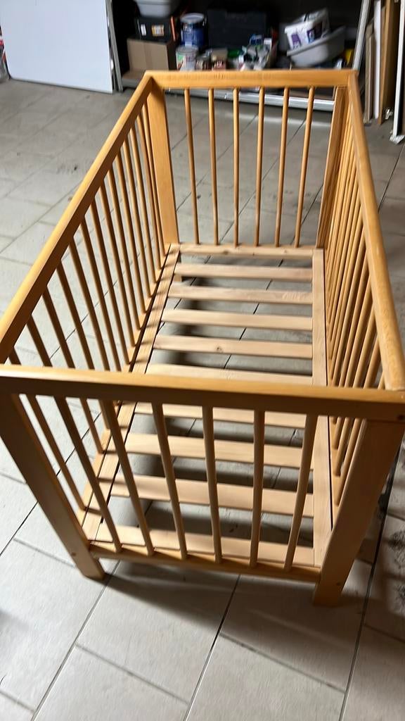 Lit bébé hauteur réglable – bois solide, Enfants & Bébés, Enlèvement, Comme neuf