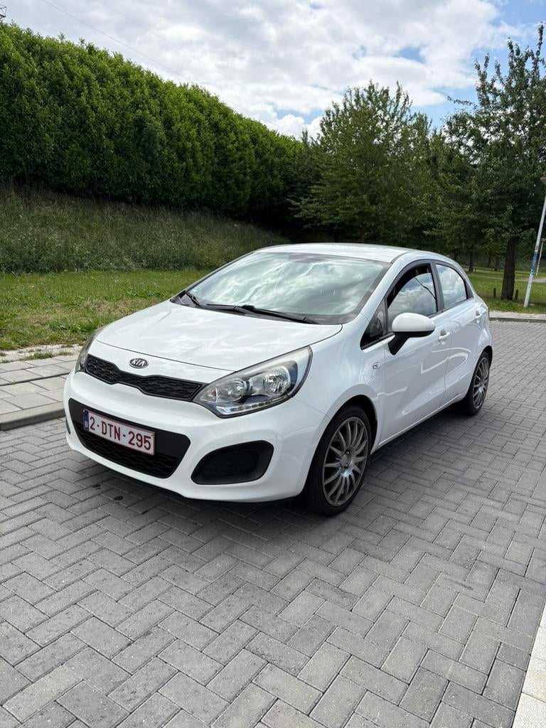 Kia rio 1.4 wit keurige staat 2012, Auto's, Kia, Voorwielaandrijving, Stof, Zwart, 4 cilinders
