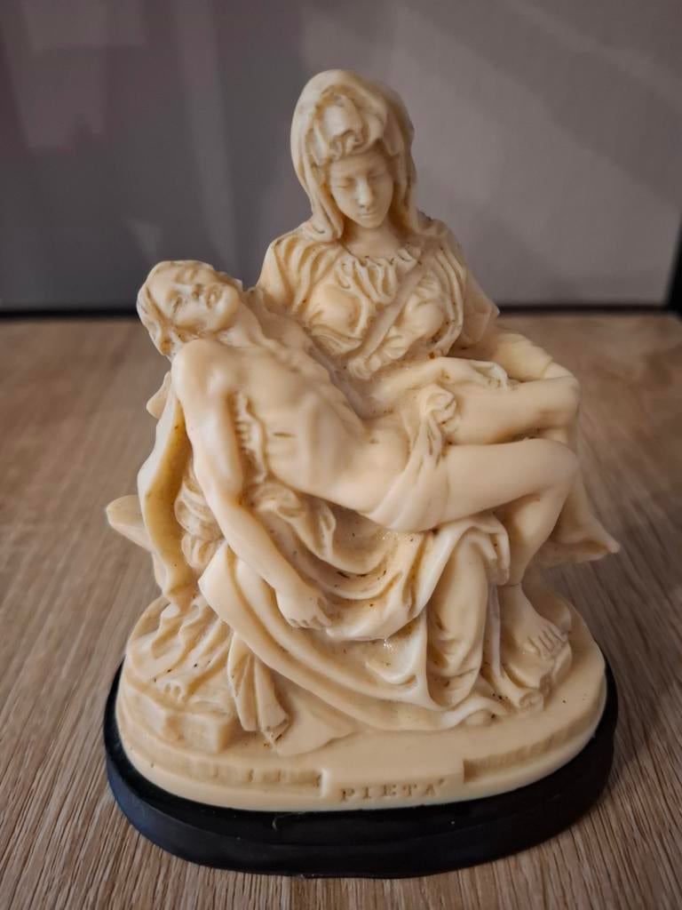 Sculpture en résine de la Pietà : A.Santini, Antiquités & Art, Antiquités | Objets religieux, Enlèvement ou Envoi