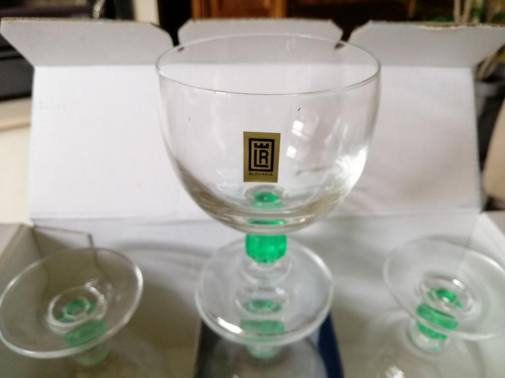 6 verres à vin blanc, pieds verts, Enlèvement ou Envoi, Comme neuf