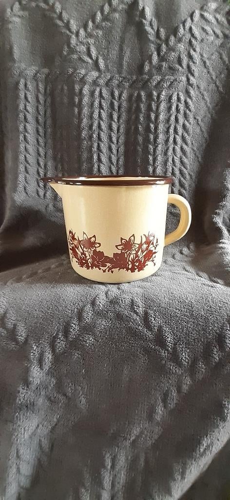 Pichet en émail beige/marron avec fleur rétro, Antiquités & Art, Enlèvement ou Envoi