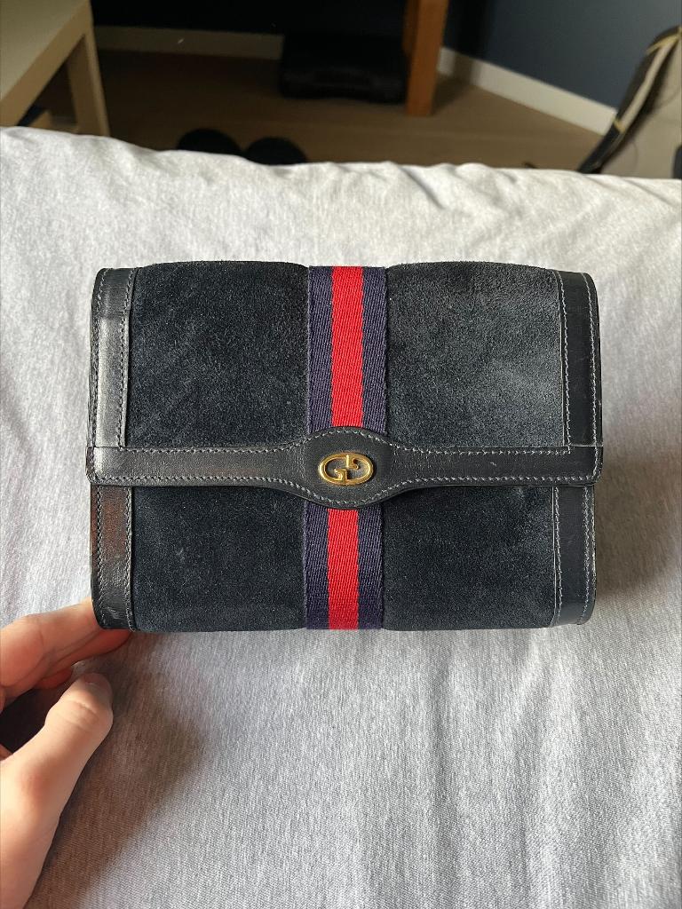 Vintage Gucci Parfums navy suède “web stripe” cosmetic bag, Ophalen of Verzenden, Gebruikt, Blauw, Softcase