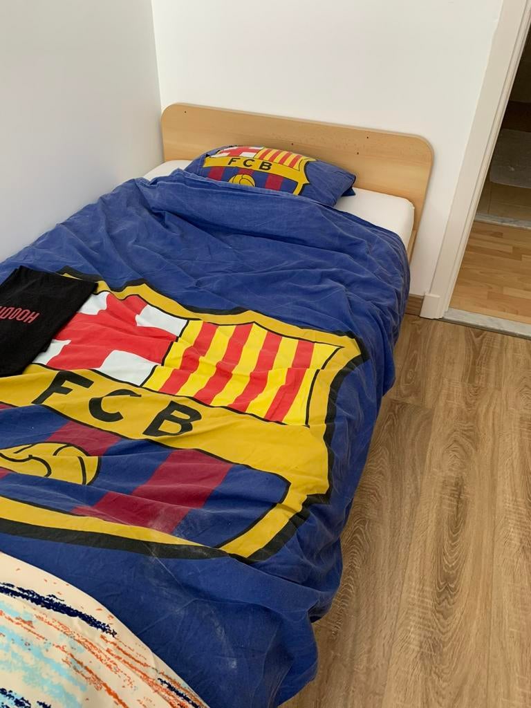 Eenpersoonsbed met verstelbare lattenbodem:matras is gratis, Ophalen, Zo goed als nieuw