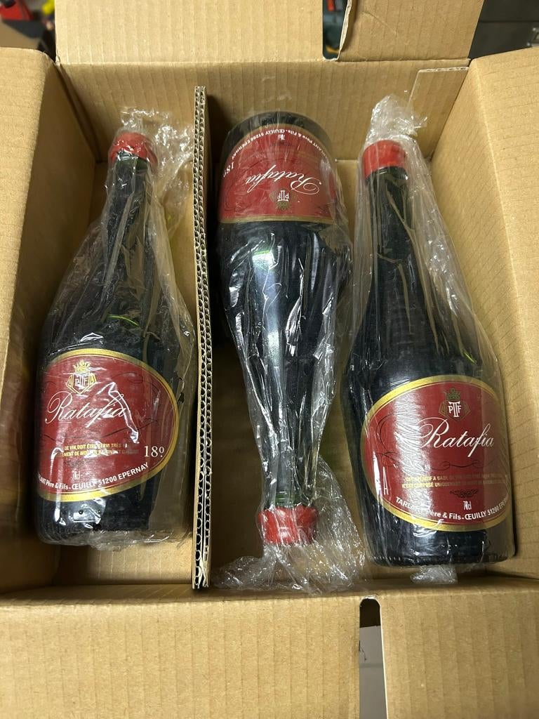 3 bouteilles de Ratafia Tarlant, Collections, Vins, Champagne, France, Pleine, Enlèvement