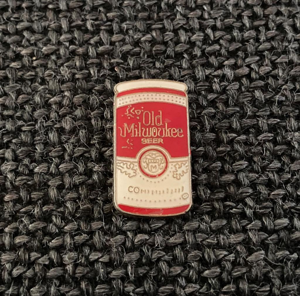 PIN - OLD MILWAUKEE BEER - BIER - BIÈRE, Collections, Envoi, Utilisé, Marque, Insigne ou Pin's