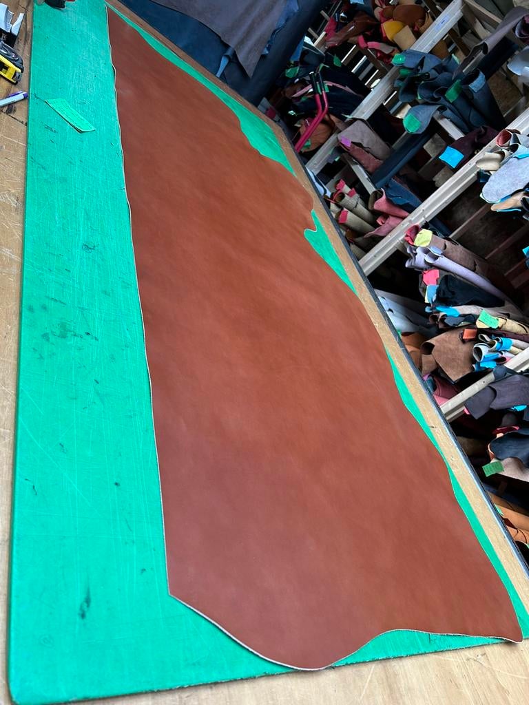 Cognac kalfs halve huid 1.5 mm dik iets stug en glad A-46, Hobby en Vrije tijd, Ophalen of Verzenden, Zo goed als nieuw