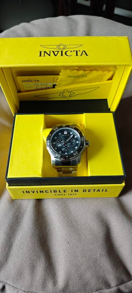 Invicta mannen horloge chronograaf, Bijoux, Sacs & Beauté, Montres | Hommes, Enlèvement ou Envoi