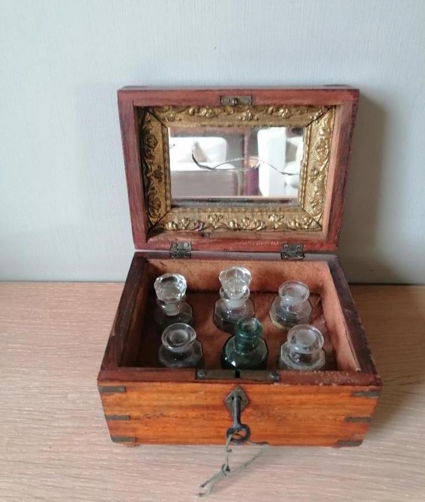 Oud houten kistje met parfumflesjes, Ophalen