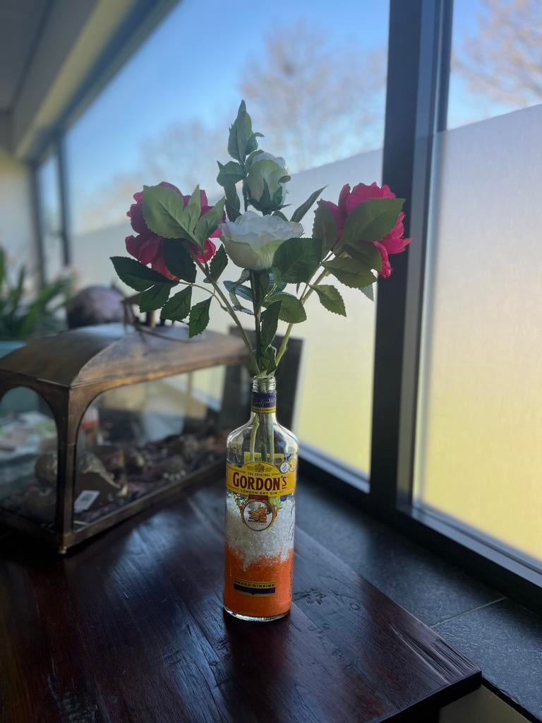 Bouteille de gin Gordon's vide avec bouquet artistique, Maison & Meubles, Accessoires pour la Maison | Plantes & Fleurs artificielles